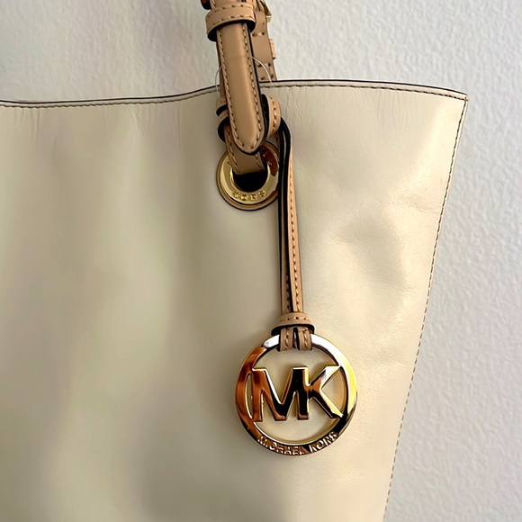 Michael Kors Jet Set Tote - Not Perfect - Picture 2 of 11